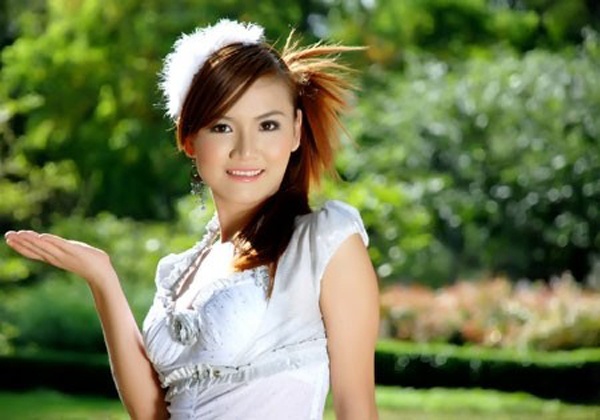 Trong nhóm Mây Trắng, thành viên Anh Thúy được đánh giá cao về chất giọng, từng đoạt giải 3 tại cuộc thi Tiếng hát truyền hình năm 2002. Nằm trong 5 thành viên đầu tiên của nhóm nhưng chỉ sau 1 năm hoạt động, năm 2001 Anh Thúy tách nhóm. Sự nghiệp solo sau đó của cô không mấy thành công, Anh Thúy từng ký hợp đồng ca sĩ độc quyền của công ty Nhạc xanh nhưng các sản phẩm âm nhạc như album Khép mi nỗi buồn, Hãy mỉm cười,… vẫn khá chìm nghỉm. 