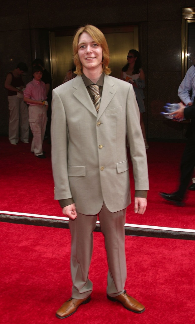 James Phelps ( vai Fred Weasley) xuất hiện mà không có người em song sinh Oliver bên cạnh. 