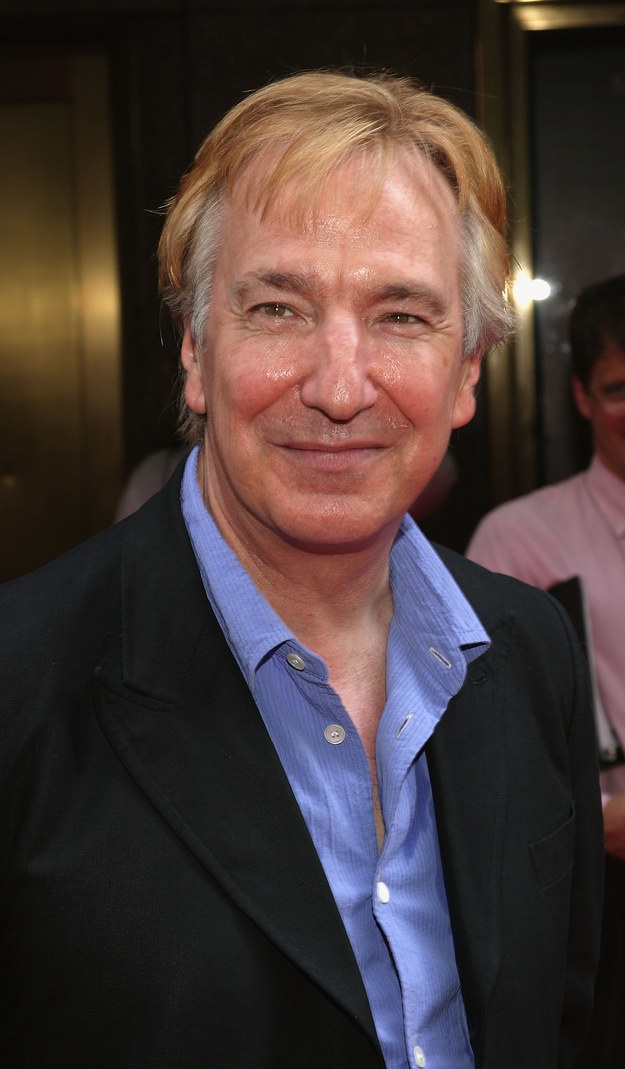 Alan Rickman ( vai thầy giáo Snape) trông thật khác biệt so với vẻ ngoài hắc ám trên phim