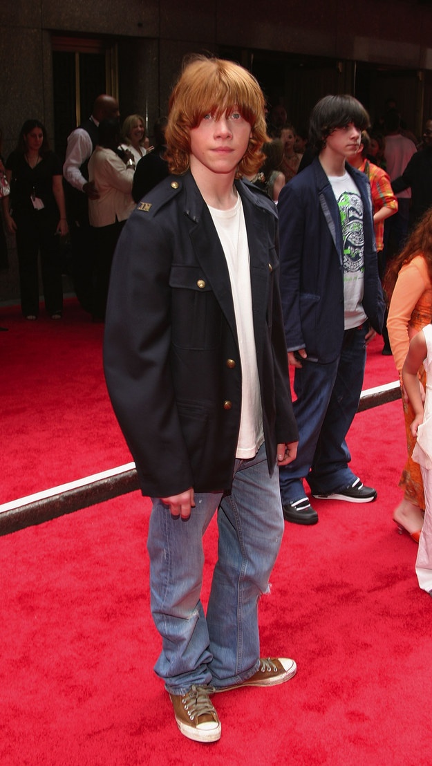 Chàng Ron thì ăn vận như một ngôi sao nhạc rock vậy.