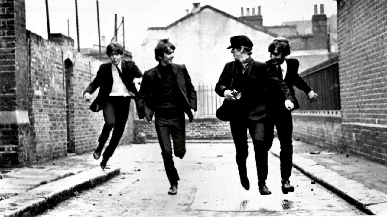 Với sự diễn xuất của chính các thành viên nhóm The Beatles, kịch bản của A Hard Day’s Night dựa trên chuyến đi từ Liverpool tới London của ban nhạc. Nhưng thực ra đó chỉ là một khởi đầu nhỏ cho chuỗi sự kiện hài hước và tai quái mà cả nhóm tạo ra sau đó. 