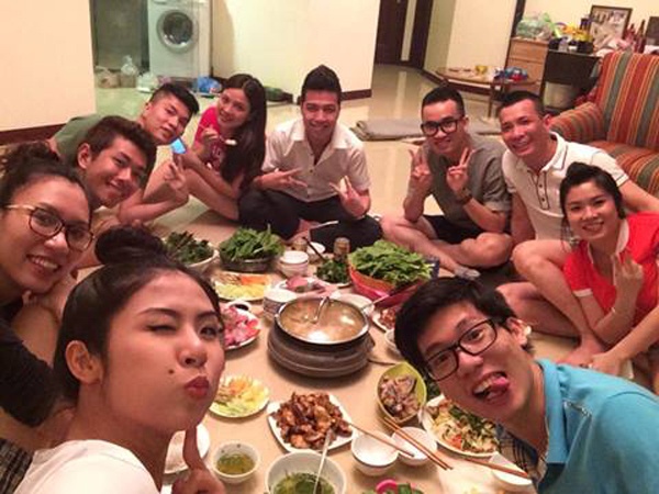 Giống như Bình Minh, Hoa hậu Ngọc Hân chọn cách tụ tập bạn bè tới nhà ăn uống sau những ngày bận rộn với công việc.