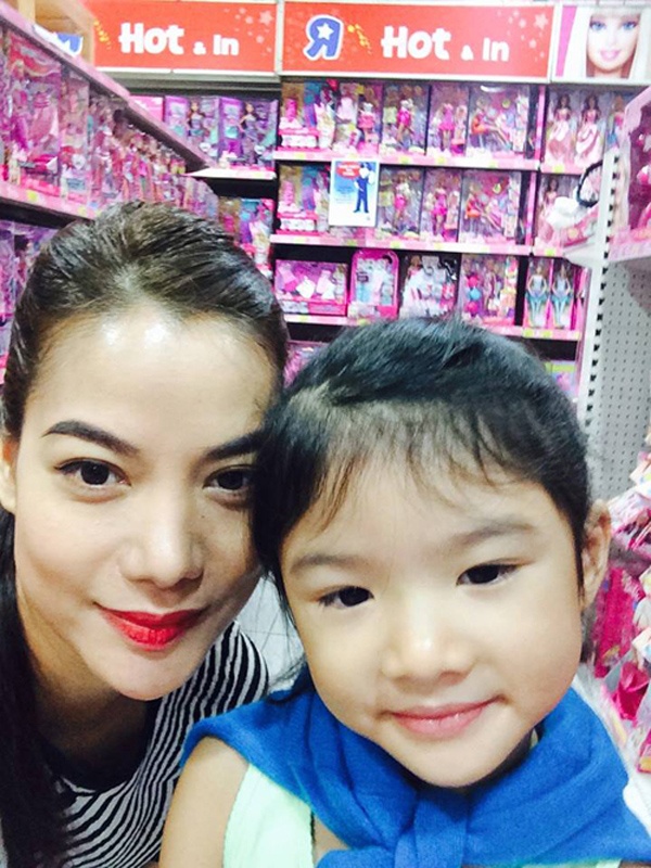 Trải qua vụ ly hôn đáng tiếc với doanh nhan kiêm diễn viên Trần Bảo Sơn, Trương Ngọc Ánh dành thời gian cho cô con gái Bảo Tiên và công việc. Đợt nghỉ vừa qua, nữ diễn viên Áo lụa Hà Đông đưa con gái tới Singapore nghỉ lễ.