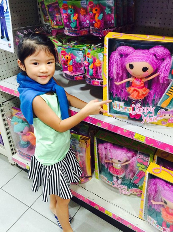 Tại “đảo quốc sư tử”, hai mẹ con tới trung tâm giải trí vui chơi, Trương Ngọc Ánh không quên tới cửa hàng đồ chơi mua quà cho con.