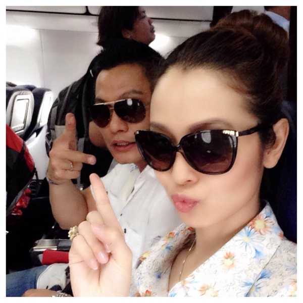 Vợ chồng Jennifer Phạm – doanh nhân Đức Hải tạo dáng trên máy bay để sang New Zealand – nơi cô làm Đại sứ du lịch ở Việt Nam để nghỉ ngơi trong dịp lễ dài ngày. Tại đây, vợ cũ Quang Dũng khoe cô sắm được 2 đôi giày hàng hiệu chỉ được sản xuất 200 đôi trên thế giới.