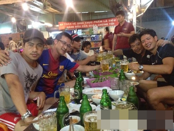 Bình Minh “trốn” vợ con để tụ tập bạn bè ở một quán nhậu. Nam MC, diễn viên ăn mặc giản dị xung quanh các chiến hữu.