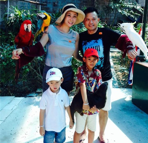 Gia đình Hoa hậu Hà Kiều Anh đón kỳ nghỉ bên nhau bằng chuyến du lịch tới Thái Lan. Tại khu du lịch Na Muang, vợ chồng Hoa hậu chụp ảnh bên các chú vẹt.