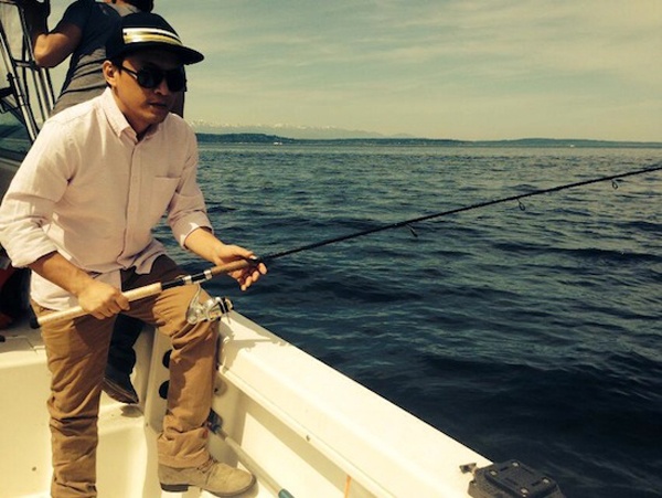 Lam Trường trổ tài câu cá khi đi chơi bằng thuyền cùng nhóm bạn ở Mỹ. Anh Hai khoe trên trang cá nhân thành tích câu được cá biển, không quên tò mò về món ăn sắp tới.