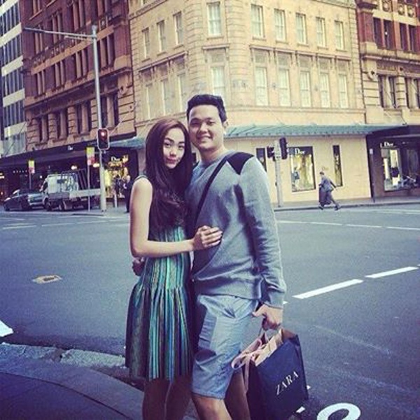 Minh Hằng cũng không quên tranh thủ đi mua sắm cùng em trai.