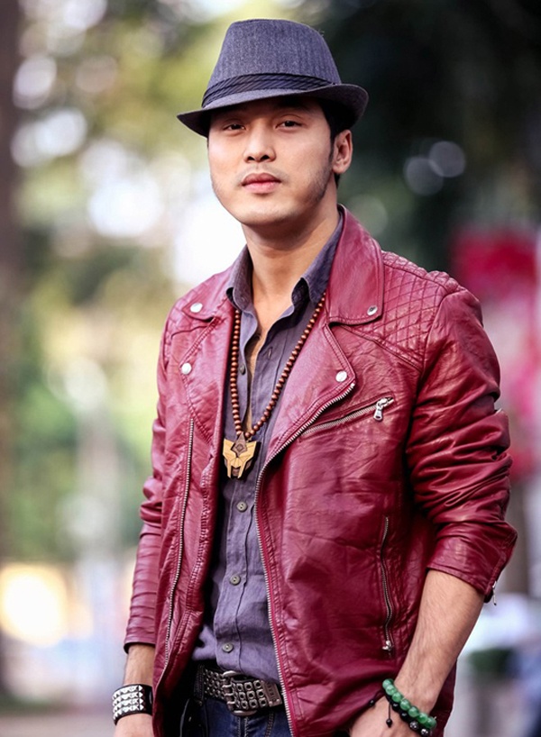 Hiện tại, sự cạnh tranh mạnh của Vpop khiến Ưng Hoàng Phúc không thể hot như những năm trước đây nhưng nam ca sĩ vẫn duy trì được hình ảnh đều đặn. Chuyện tình cảm của Ưng Hoàng Phúc không được suôn sẻ như sự nghiệp. Năm 2009, Ưng Hoàng Phúc vướng vào scandal tình cảm với nữ ca sĩ Thủy Tiên, trong một bài phỏng vấn, nam ca sĩ hé lộ ê kip của Thủy Tiên từng đề nghị anh tạo scandal để đánh bóng tên tuổi cho cả hai. Bài báo ra mắt đã gây phản ứng tiêu cực tới hình ảnh Ưng Hoàng Phúc, anh bị mang tiếng là kẻ nói xấu người cũ. Đầu năm nay, Ưng Hoàng Phúc công khai mối tình với cựu siêu mẫu 1 con Kim Cương. Cặp đôi đã hẹn hò được một thời gian trước khi công khai, Ưng Hoàng Phúc cũng mong chờ vào mối tình sẽ có kết quả đẹp. 