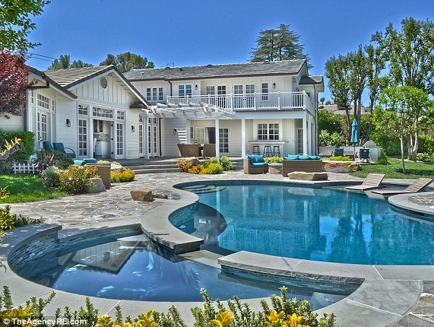 Biệt thự mới được Selena Gomez rao bán.