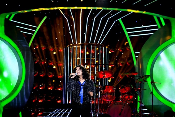 Để hoá thân tốt nhân vật lớn tuổi, Hoài Lâm đã chọc ghẹo Mỹ Linh như một người tình trong mộng của anh trong bài hát. Anh khiến giám khảo Mỹ Linh không khỏi bất ngờ. Đến giám khảo Hoài Linh còn phải thốt lên “Hoài Lâm gan quá, đến Linh còn không dám gọi tên Mỹ Linh nữa mà nó còn cợt đùa chọc ghẹo cô này”