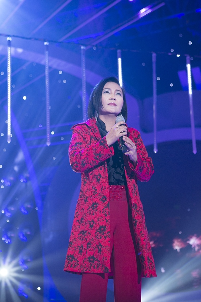 Giám khảo Hoài Linh nhận xét “Phong thái biểu diễn và thần thái của Ngân Quỳnh rất hòa quyện với nhau. Khi Ngân Quỳnh hát lời việt, rất êm ái rót vào lòng tôi một cảm giác nổi da gài, dựng tóc gáy. Thần thái của Ngân Quỳnh biểu diễn chính là thần thái của cô ca sĩ phiên bản chính”.