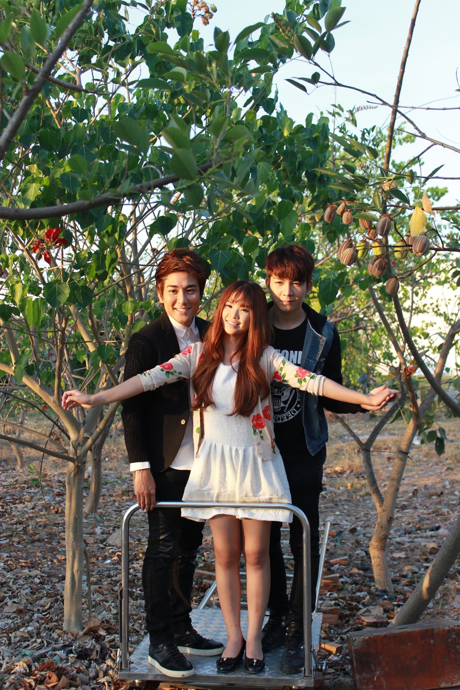 MV Buông tay kể về chuyện tình tay 3 giữa Khởi My và các thành viên trong nhóm La thăng.