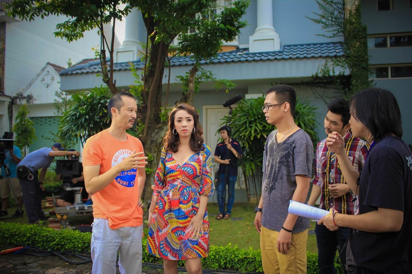 Đạo diễn Trần Công Thành ( mặc áo cam) tại trường quay Xui Mà Hên