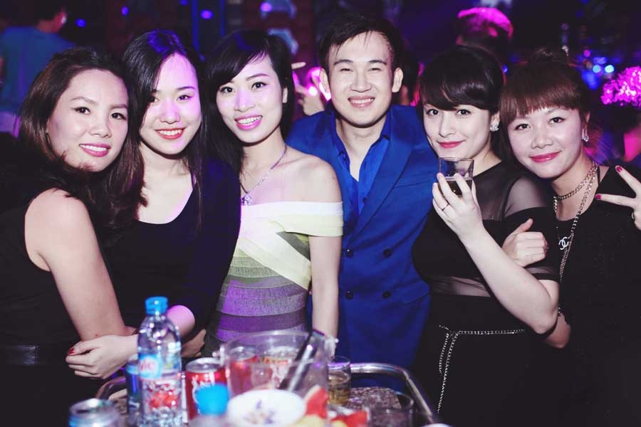 Duong Trieu Vu duoc khan gia nu vay quanh hinh anh