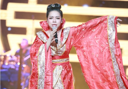 Ha Linh phu nhan mac trang phuc Trung Quoc hat quan ho hinh anh