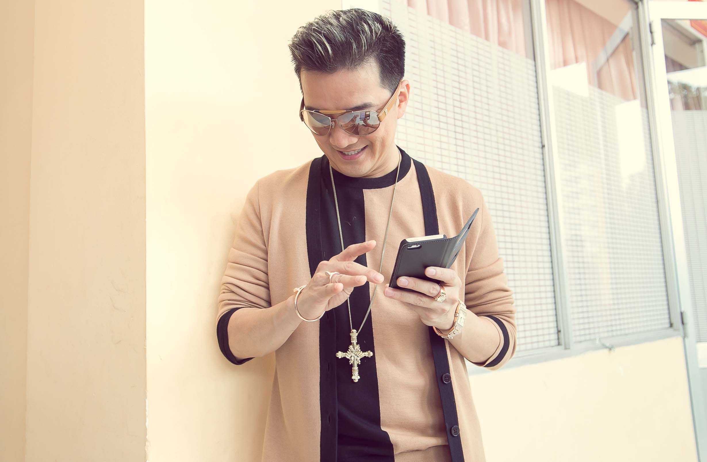 Mr. Dam deo phu kien tram trieu di quay hinh X Factor hinh anh