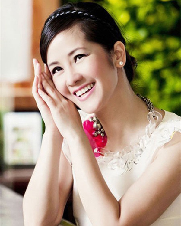 Hồng Nhung – 40 tuổi. Năm 2010, diva nhạc nhẹ Hồng Nhung lên xe hoa với bạn trai người ngoại quốc Kevin nhưng phải gần 1 năm sau, cô mới tiết lộ với báo giới. Trước đó, vợ chồng Hồng Nhung từng có thời gian dài sống chung. 