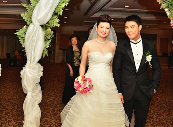 Thúy Vinh - 35 tuổi. Hè năm 2012, cựu người mẫu kiêm bà “bầu” Thúy Vinh bất ngờ lên xe hoa. Cũng trong thời điểm này, cô đang mang bầu đứa con đầu lòng với chú rể người Singapore Andrew Poh. Vốn được biết tới với phong cách tomboy khỏe khoắn, trong đám cưới, cô dâu 35 tuổi dường như lột xác trong bộ váy cưới cúp ngực khoe vòng 1 đầy đặn đồng thời giúp che bụng bầu khéo léo. 