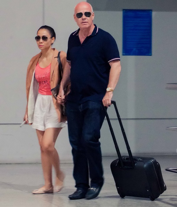 Cũng giống như đàn chị Hồng Nhung, người hâm mộ  không có dịp ngắm váy cưới của nữ ca sĩ sinh năm 1977. Kết hôn ở tuổi 35 được coi là khá muộn nhưng giọng ca Đường cong vẫn chưa vội sinh con. Năm ngoái, cựu giám khảo The Voice từng vướng nghi án mang bầu. 