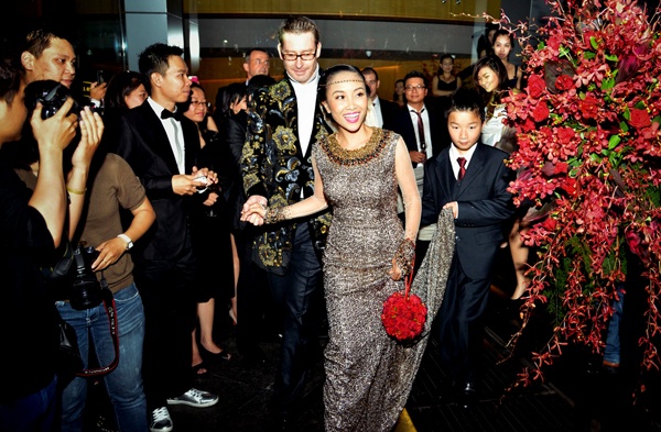 Đoan Trang – 34 tuổi. Người bạn thân của Thu Minh là ca sĩ Đoan Trang cũng lên xe hoa khá muộn. Hè năm 2012, Đoan Trang tổ chức đám cưới theo phong cách cổ điển châu Âu với bạn trai người Thụy Điển. 