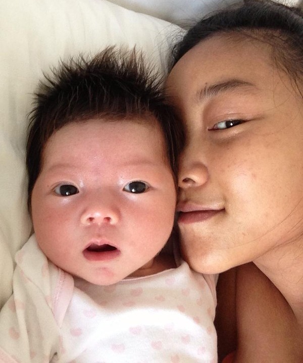 Nếu như Đoan Trang làm cô dâu ở tuổi 34 thì chú rể của cô đã bước sang tuổi 45. Sau đám cưới, Đoan Trang tập trung chăm chút cho tổ ấm. Năm ngoái nữ ca sĩ dành phần lớn thời gian dưỡng thai và hạ sinh con gái đầu lòng vào đầu tháng 4 vừa qua. 