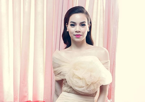 Ha Ho khoe vai tran di cham thi X Factor hinh anh