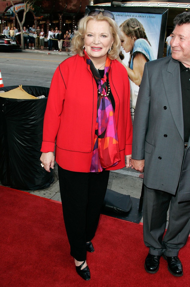 Gena Rowlands ( vai Allie lúc về già) duyên dáng trên thảm đỏ