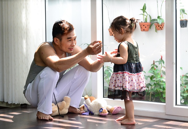 Cũng trong khoảng thời gian sau khi MTV tách nhóm, Anh Tuấn kết hôn với một bạn gái Kiều Trinh sinh năm 1987 du học ở Pháp ngành make up. 2 năm sau, vợ Anh Tuấn hạ sinh cho anh một cô công chúa và đặt tên là Nguyễn Trần Hạ My.  Cô bé Hạ My từng xuất hiện trong MV Nếu chỉ sống một ngày của MTV vào năm 2012. Tháng 9 năm ngoái, Anh Tuấn lên chức bố lần 2 với một cậu bé. Mặc dù sự nghiệp không được như các thành viên khác nhưng trong cuộc sống cá nhân, Anh Tuấn khá mãn nguyện, anh được khen ngợi là ông bố có tài chăm con.  