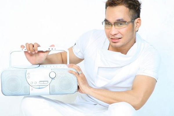 Thành viên kỳ cựu của nhóm với ngoại hình nam tính, Anh Tuấn được khán giả nhớ tới với bộ râu quai nón nhưng gương mặt toát lên vẻ hiền lành, chân thật. Sau khi rời nhóm được  1 năm, Anh Tuấn phát hành album solo đầu tiên mang tên mình gồm những bài hát do chính anh sáng tác, album thứ 2 Yêu mãi mang phong cách sôi động trẻ trung, tuy nhiên cả 2 nhạc phẩm không thành công như mong đợi. So với 3 thành viên còn lại, sự nghiệp solo của Anh Tuấn được coi “chìm” nhất trong nhóm.  