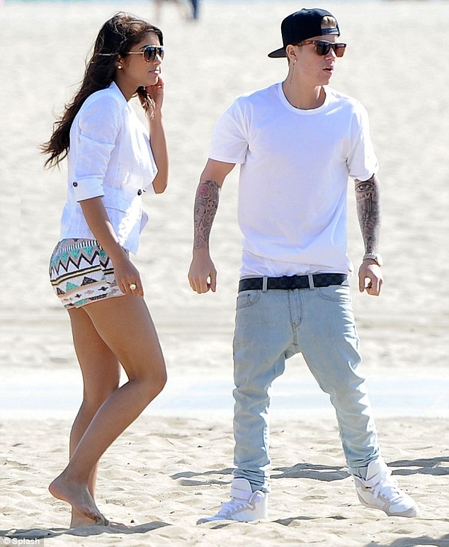 Cách đây 1 tuần, Justin bị đồn lại chia tay bạn gái Selena Gomez, sau đó giọng ca Baby liên tục thân thiết với các cô gái khác trong đó có Kylie Jenner – người bạn cũ của Selena. Hành động của Justin và người mẫu Yovanna Ventura được so sánh như một cặp đôi, dấy lên tin đồn đây là bạn gái mới của nam ca sĩ 19 tuổi. 