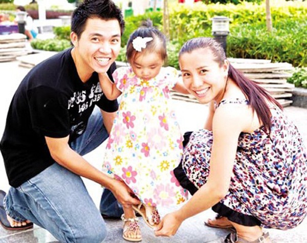 Đầu năm 2009, Lê Minh bất ngờ làm đám cưới với ca sĩ Hồng Ngọc của nhóm 5 Dòng kẻ, trước đó họ khá kín tiếng trong chuyện tình cảm. Hè năm 2009, cặp đôi chào đón con gái đầu lòng và đặt biệt danh là Ngỗng. Cuộc sống vợ chồng Lê Minh – Hồng Ngọc không kéo dài được lâu, năm ngoái có thông tin họ đã ly dị và Hồng Ngọc đưa con sang Mỹ định cư. 