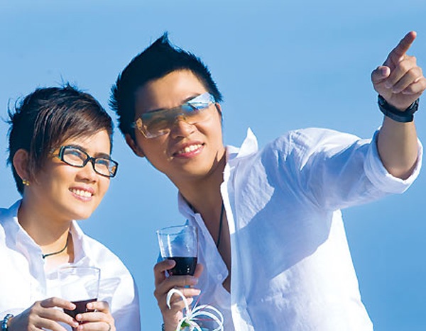 Thành viên có chất giọng mạnh mẽ Lê Minh quyết định kết hợp với nhạc sĩ Phương Uyên của 3 con mèo sau khi chia tay MTV. Cặp song ca Lê Minh – Phương Uyên nhanh chóng được khán giả yêu thích qua 2 album thành công Đêm tình nhân và Memorize - Ký ức. Tuy nhiên, sự kết hợp của họ chỉ kéo dài tới tháng 8/2010 bởi Phương Uyên gặp vấn đề sức khỏe, sự chia tay của họ khiến khán giả khá tiếc nuối. Lê Minh từng cho biết, anh chỉ có thể thăng hoa khi đứng trong tập thể dù chỉ có 2 người. Khoảng thời gian hợp tác với Phương Uyên cũng giúp âm nhạc và con người Lê Minh thay đổi.