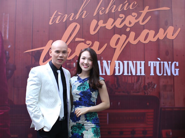 Tình duyên của Phan Đinh Tùng cũng khá thuận buồm xuôi gió, năm 2011, anh kết hôn với cô học trò Thái Ngọc Bích sau một thời gian đỡ đầu đồng thời là hẹn hò. Đám cưới của cặp đôi từng bị nghi là chiêu trò quảng bá cho album mới. Vượt qua tin đồn, cuối tháng 4 vừa qua, trong buổi họp báo album Tình khúc vượt thời gian, nam ca sĩ 38 tuổi tiết lộ anh đã lên chức bố của một bé gái được hơn 7 tháng. 