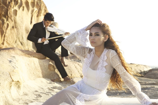 Tháng 3 năm ngoái, Hoàng Yến tung MV đầu tay Hãy nói với em là sản phẩm đánh dấu việc lấn sân ca hát. MV được đầu tư lớn về bối cảnh và được chỉ đạo bởi đạo diễn Cường Ngô nhưng khi được ra mắt, nhạc phẩm bị chê tơi tả mặc dù siêu mẫu sở hữu chất giọng khàn lạ. 