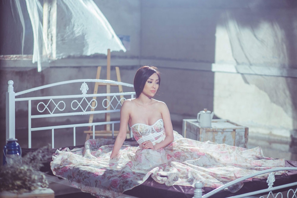 Bối cảnh chính của MV là trong một căn phòng khoảng 35m2, nơi lưu giữ những kỷ niệm giữa cô và người mình yêu. 