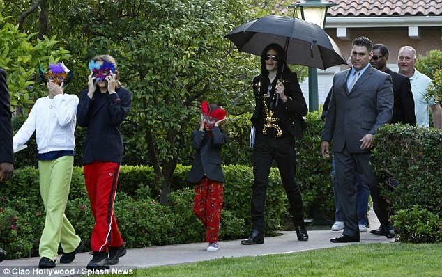 Michael và 3 con hồi tháng 5/2009 - 1 tháng trước khi đột ngột qua đời.