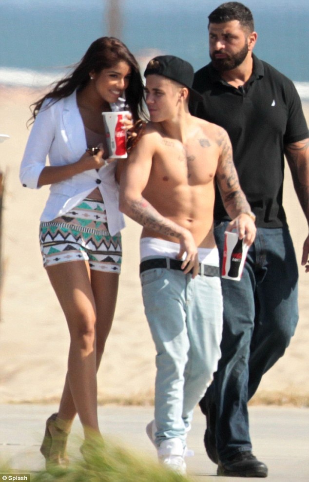 Khoảnh khắc thân mật giữa Justin Bieber và người đẹp. Nhiều nguồn tin khẳng định đây là buổi hẹn hò của một cặp đôi trẻ. Sau buổi đi chơi, Justin cùng Yovanna về khách sạn ở Beverly Hills.