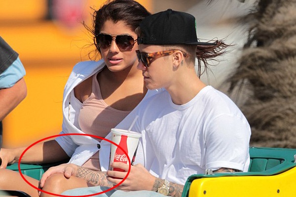 Justin Bieber hu hi o bien voi chan dai moi hinh anh