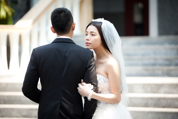 Trà Ngọc Hằng là chân dài hiếm hoi hiện vẫn theo đuổi danh hiệu ca sĩ. Tuy nhiên ngay cả với tư cách người mẫu, Trà Ngọc Hằng cũng chỉ dừng lại ở vai trò người mẫu ảnh, bikini. Những ngày đầu đi hát, người đẹp dòm ngực từng gây xôn xao khi lên sân khấu biểu diễn với trang phục gợi cảm, thiếu vải. Năm 2012, Trà Ngọc Hằng tung ra single đầu tay Học cách quên và 1 vài MV ca nhạc sau đó, mới đây nhất là MV Sẽ luôn bên nhau phát hành đầu tháng 4. 