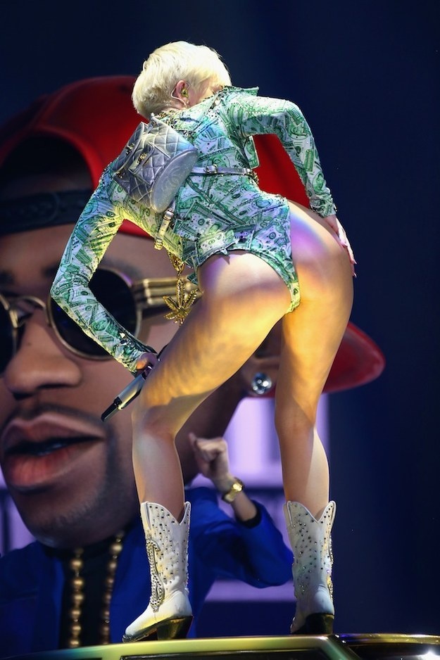 Sau đó là liên tiếp những động tác vũ điệu khó hiểu.