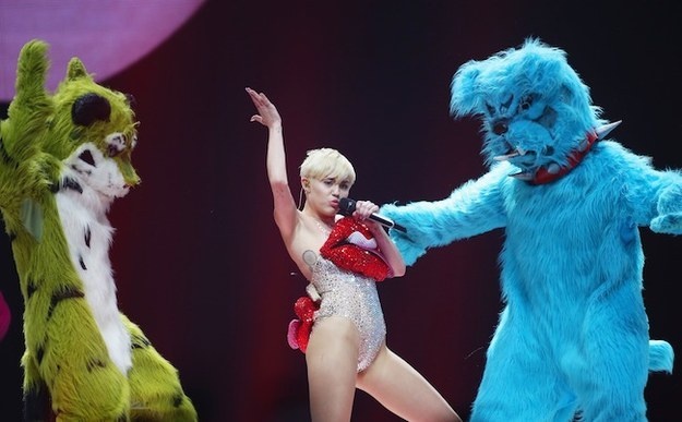 Những màn vũ đạo nóng bỏng bên cạnh vũ công hóa trang thành thú bông của Miley Cyrus.