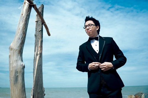 Nguyễn Hồng Thuận đã tạm dừng nhiều công việc cá nhân để tham gia nhạc kịch Tóc hát.