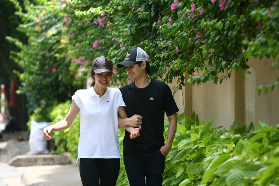 Trong buổi tập luyện, Đông Nhi và Ông Cao Thắng tỏ ra là người có tinh thần làm việc chuyên nghiệp khi cả hai xuất hiện rất sớm và đúng giờ.