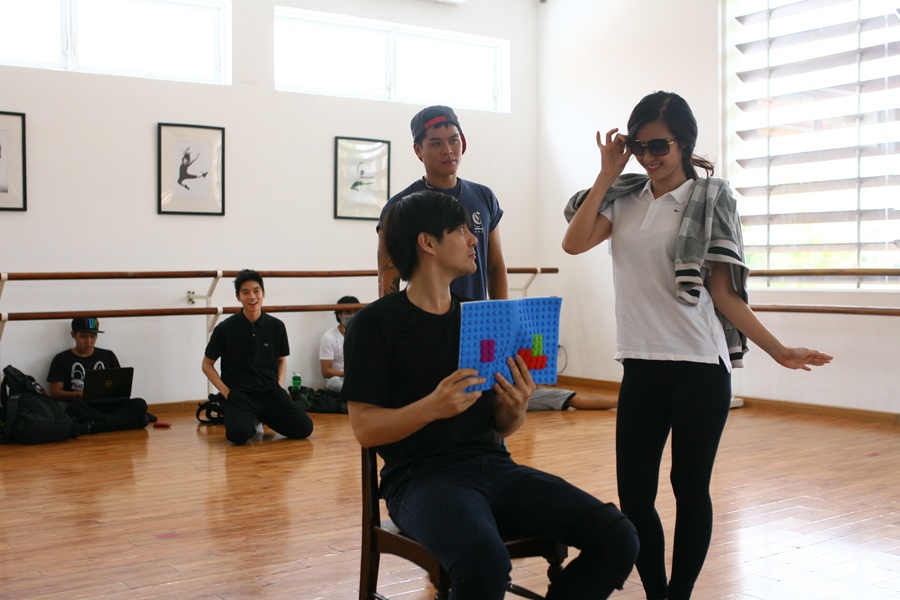 Đông Nhi chia sẻ cô rất hồi hộp bởi vì lần đầu tiên cùng bạn trai đóng vai chính trong một vở nhạc kịch được dàn dựng công phu. Do đó, cả hai đều rất chăm chỉ và nghiêm túc luyện tập