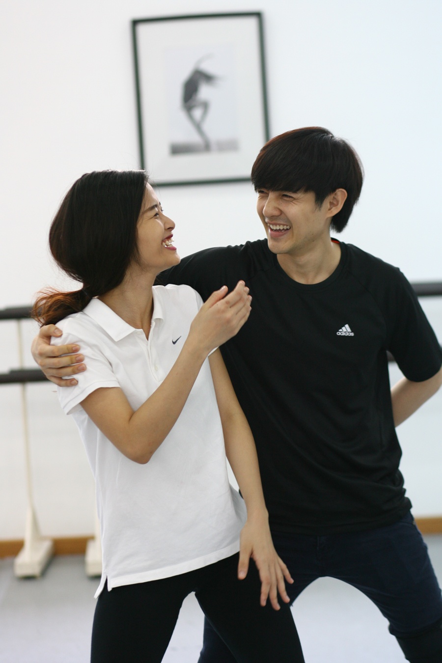 Đông Nhi lém lỉnh tiết lộ: “Vở nhạc kịch kể về câu chuyện có thật trong mối quan hệ của hai đứa và hành trình Nhi tìm được bí quyết cuốn hút cho riêng mình