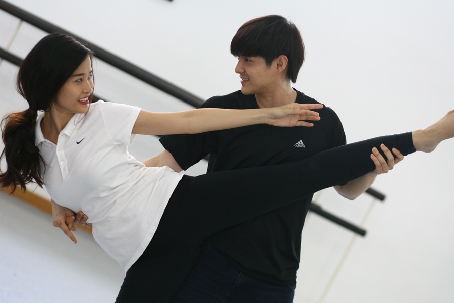 Dong Nhi - Ong Cao Thang tinh tu tap nhac kich hinh anh