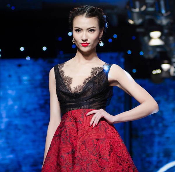 Chân dài Hà thành Hồng Quế từng bày tỏ ý định dự thi Hoa hậu khi đủ 18 tuổi. Khi cuộc thi Hoa hậu Đại dương 2014 (Miss Vietnam Oceans 2014) tuyển chọn thí sinh vào đầu năm nay, Hồng Quế tuyên bố sẽ thực hiện ước mơ đã ấp ủ. Tuy nhiên, chân dài trẻ gặp phải trở ngại bởi cô có khá nhiều hình xăm – điều không được cuộc thi chấp nhận. Hồng Quế cho biết cô sẽ xóa hình xăm để đáp ứng quy định. 