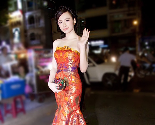Đầu năm nay, kiều nữ đình đám còn thể hiện kiểu giơ tay chào như các Hoa hậu vẫn thường làm. Thế nhưng theo nhiều người dự đoán, thành tích scandal sẽ là vật cản lớn cho Angela Phương Trinh. Kế hoạch năm nay thi Hoa hậu của người đẹp cũng chưa thấy tiến triển. 